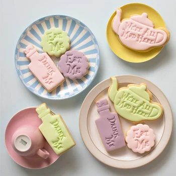 Akryl Alice Čaj Hovoriť Téma Cookie Cutter a Fondant Embosser 3D animovaný Biscuit Maker Tvary pre Cake Zdobenie Pečiva Nástroje