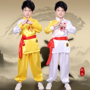 Deti 's martial arts školenia výkon Čínske bojové umenie praxi kimono tanečné predstavenie kostýmy